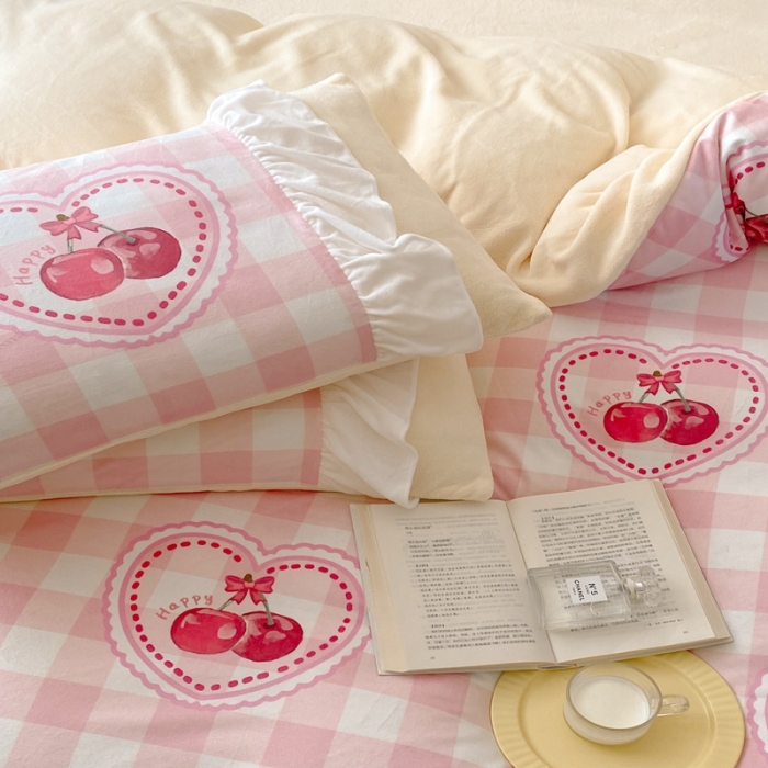 91家纺网 家纺一手货源 找家纺 昔可 2022新款数码印花花边款牛奶绒四件套 粉格樱桃