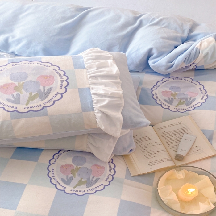 91家纺网 家纺一手货源 找家纺 昔可 2022新款数码印花花边款牛奶绒四件套 蓝棋盘郁金