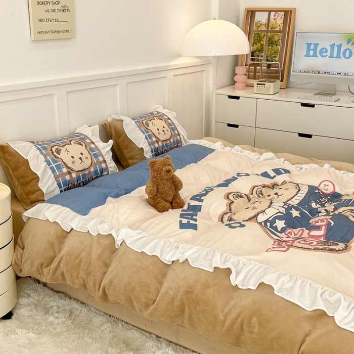 91家纺网 家纺一手货源 找家纺 昔可 2022新款数码印花花边款牛奶绒四件套 冬日熊宝