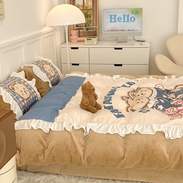 91家纺网 家纺一手货源 找家纺 昔可 2022新款数码印花花边款牛奶绒四件套 冬日熊宝