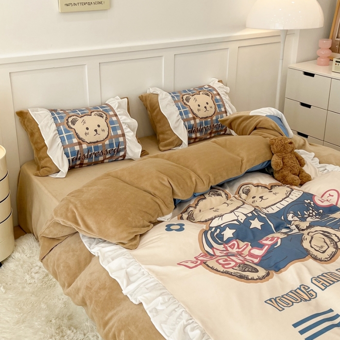 91家纺网 家纺一手货源 找家纺 昔可 2022新款数码印花花边款牛奶绒四件套 冬日熊宝