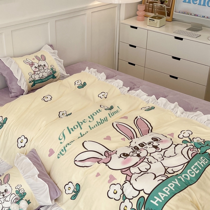 91家纺网 家纺一手货源 找家纺 昔可 2022新款数码印花花边款牛奶绒四件套 萌萌兔兔