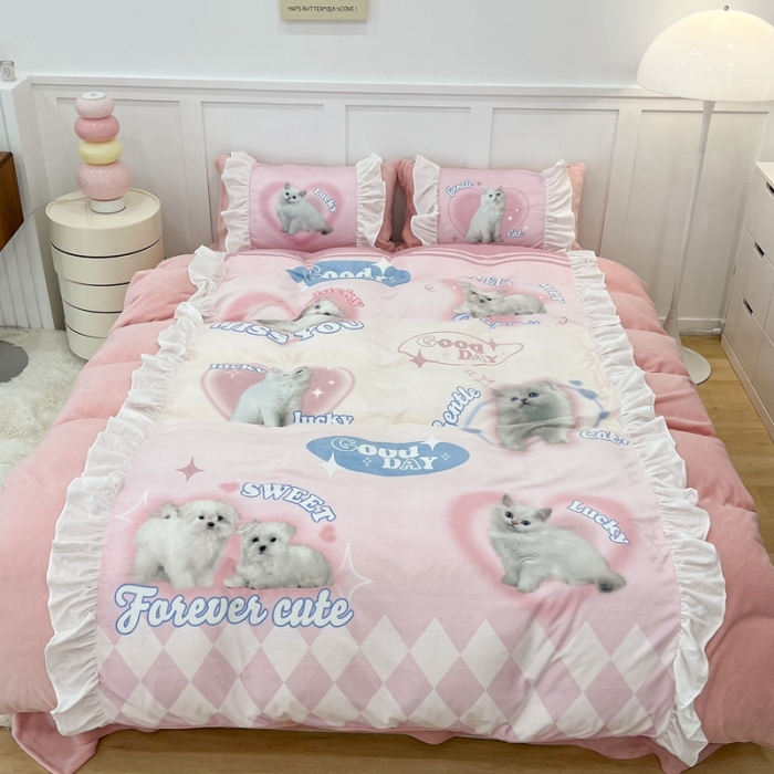 91家纺网 家纺一手货源 找家纺 昔可 2022新款数码印花花边款牛奶绒四件套 蜜桃粉猫