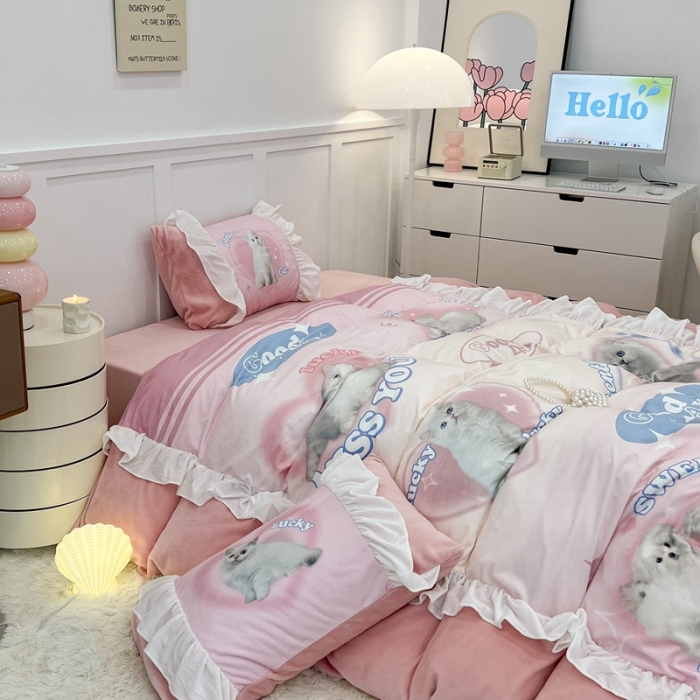 91家纺网 家纺一手货源 找家纺 昔可 2022新款数码印花花边款牛奶绒四件套 蜜桃粉猫