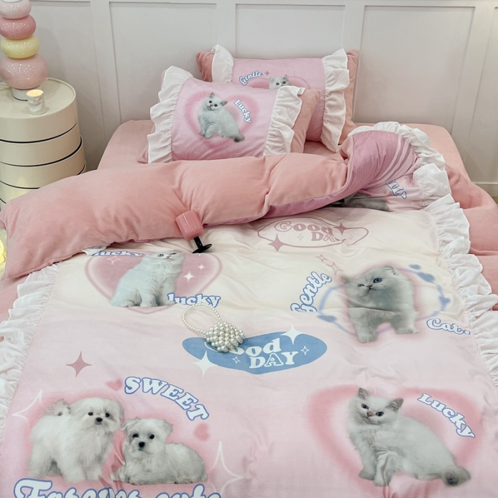 91家纺网 家纺一手货源 找家纺 昔可 2022新款数码印花花边款牛奶绒四件套 蜜桃粉猫