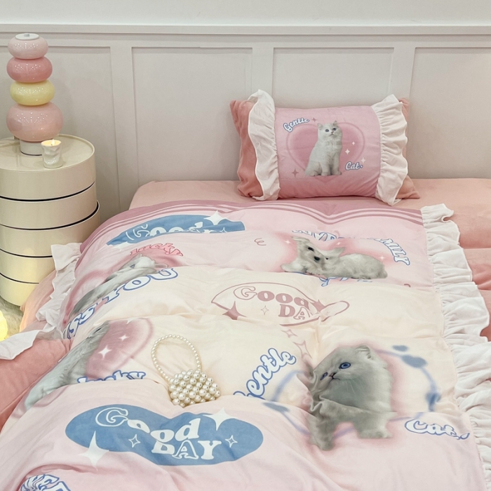 91家纺网 家纺一手货源 找家纺 昔可 2022新款数码印花花边款牛奶绒四件套 蜜桃粉猫