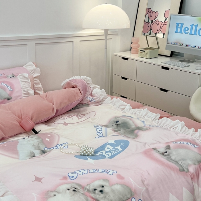 91家纺网 家纺一手货源 找家纺 昔可 2022新款数码印花花边款牛奶绒四件套 蜜桃粉猫