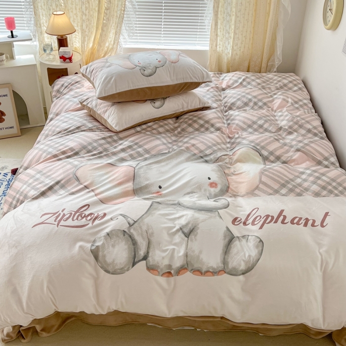 91家纺网 家纺一手货源 找家纺 昔可 2022新款大版数码印花牛奶绒四件套 格子小象