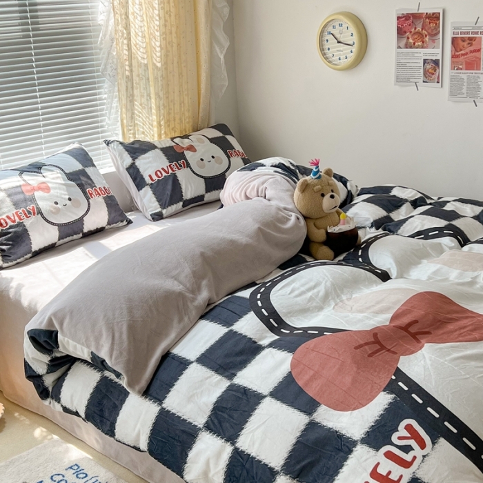 91家纺网 家纺一手货源 找家纺 昔可 2022新款大版数码印花牛奶绒四件套 黑棋盘兔