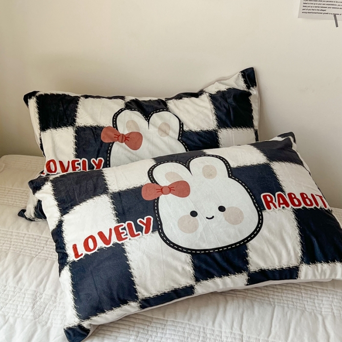 91家纺网 家纺一手货源 找家纺 昔可 2022新款大版数码印花牛奶绒四件套 黑棋盘兔