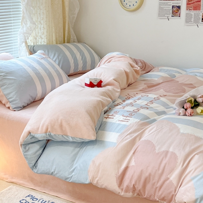 91家纺网 家纺一手货源 找家纺 昔可 2022新款大版数码印花牛奶绒四件套 蓝条大花