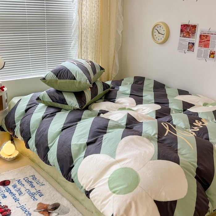 91家纺网 家纺一手货源 找家纺 昔可 2022新款大版数码印花牛奶绒四件套 斜条纹花