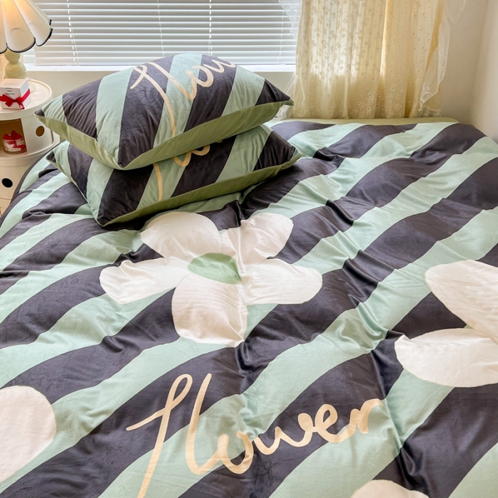 91家纺网 家纺一手货源 找家纺 昔可 2022新款大版数码印花牛奶绒四件套 斜条纹花