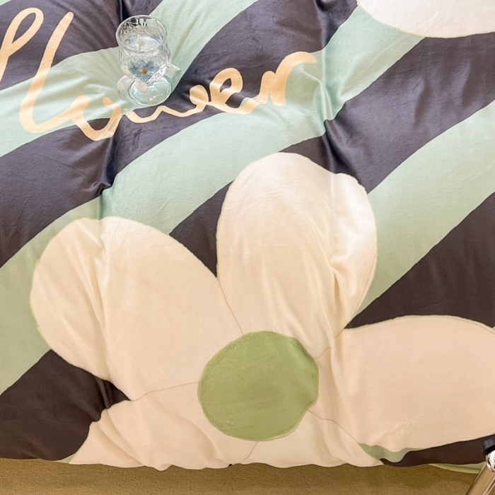 91家纺网 家纺一手货源 找家纺 昔可 2022新款大版数码印花牛奶绒四件套 斜条纹花