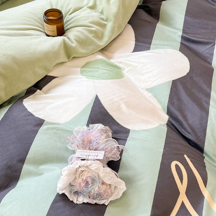 91家纺网 家纺一手货源 找家纺 昔可 2022新款大版数码印花牛奶绒四件套 斜条纹花