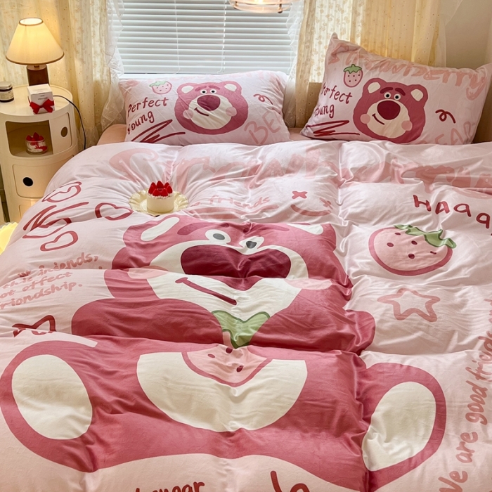 91家纺网 家纺一手货源 找家纺 昔可 2022新款迪士尼大版宝宝牛奶绒四件套 爱吃草莓的熊