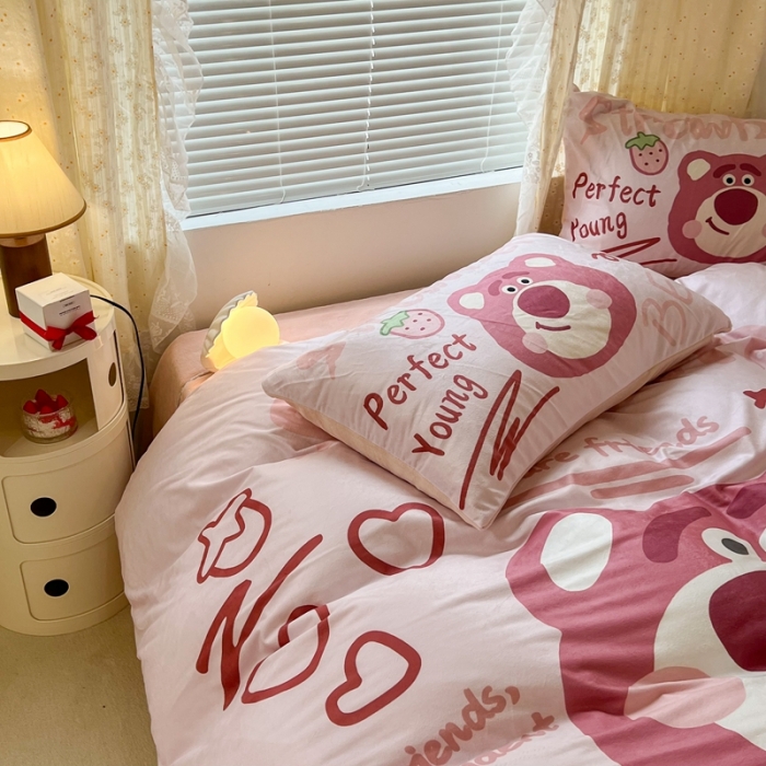 91家纺网 家纺一手货源 找家纺 昔可 2022新款迪士尼大版宝宝牛奶绒四件套 爱吃草莓的熊