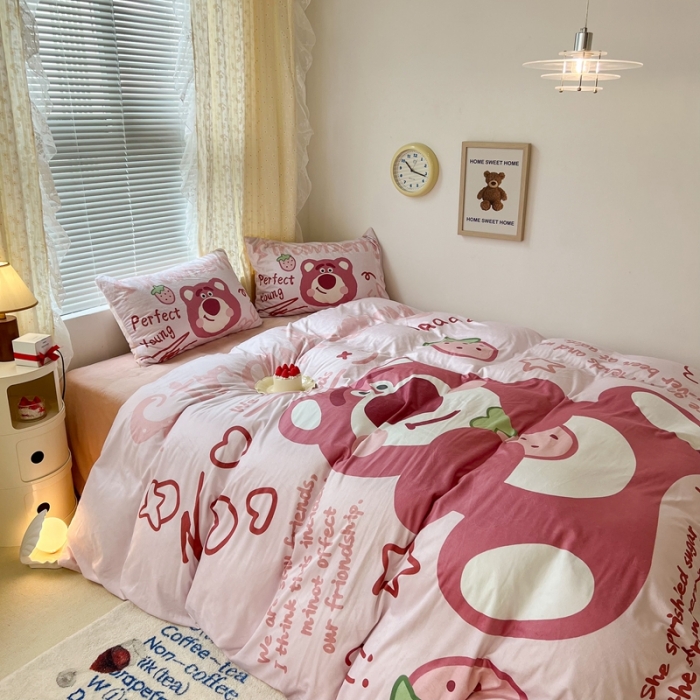 91家纺网 家纺一手货源 找家纺 昔可 2022新款迪士尼大版宝宝牛奶绒四件套 爱吃草莓的熊