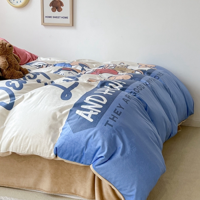 91家纺网 家纺一手货源 找家纺 昔可 2022新款迪士尼大版宝宝牛奶绒四件套 可爱的小鸭们