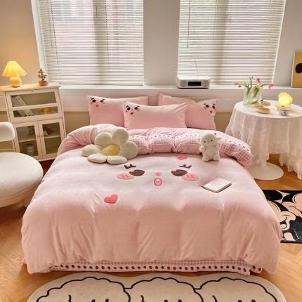 91家纺网 家纺一手货源 找家纺 三朵 2022新款牛奶绒绣花四件套-场景二 粉黛佳人