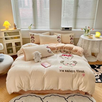 91家纺网 家纺一手货源 找家纺 三朵 2022新款牛奶绒绣花四件套-场景二 三只熊咖