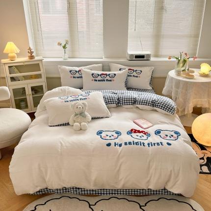 91家纺网 家纺一手货源 找家纺 （总）三朵 2022新款牛奶绒绣花四件套-场景二