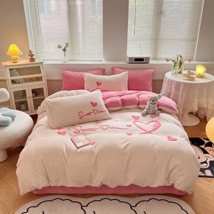 91家纺网 家纺一手货源 找家纺 （总）三朵 2022新款牛奶绒绣花四件套-场景二