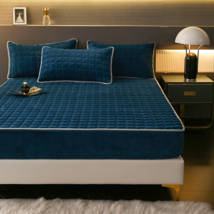 91家纺网 家纺一手货源 找家纺 2025啊雅家居新款单品牛奶绒夹棉床笠 藏青