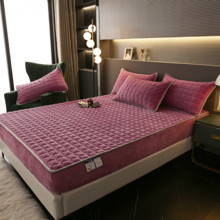 91家纺网 家纺一手货源 找家纺 2025啊雅家居新款单品牛奶绒夹棉床笠 豆沙