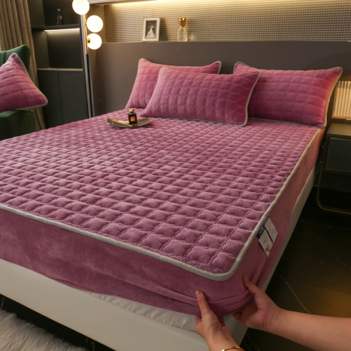 91家纺网 家纺一手货源 找家纺 2025啊雅家居新款单品牛奶绒夹棉床笠 豆沙