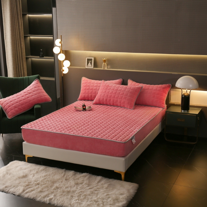 91家纺网 家纺一手货源 找家纺 2025啊雅家居新款单品牛奶绒夹棉床笠 粉色