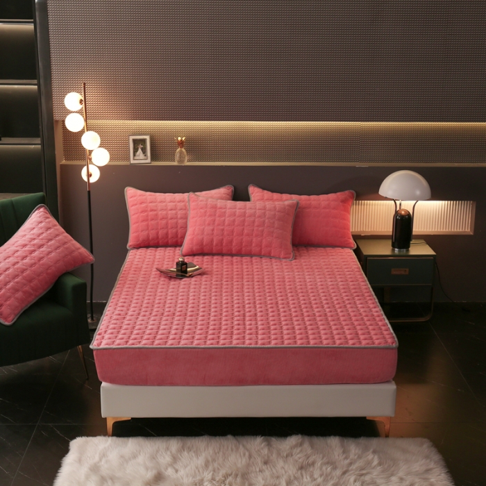 91家纺网 家纺一手货源 找家纺 2025啊雅家居新款单品牛奶绒夹棉床笠 粉色