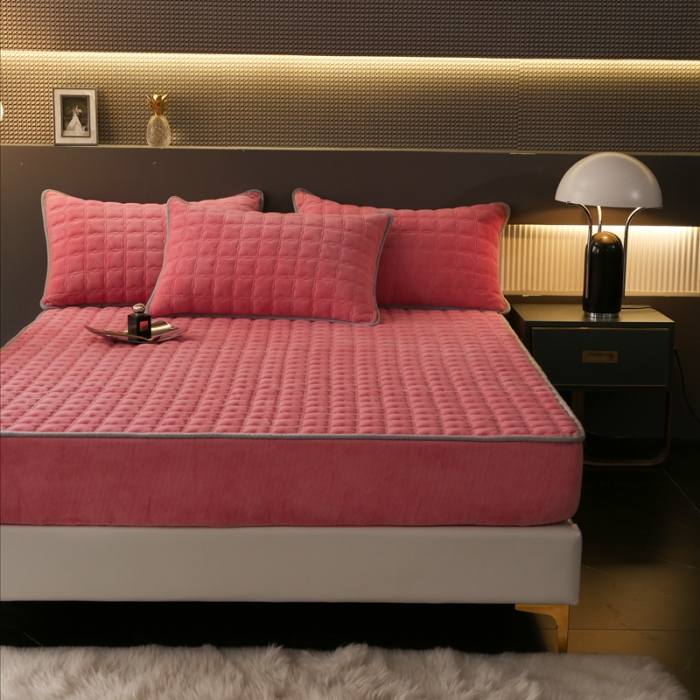 91家纺网 家纺一手货源 找家纺 2025啊雅家居新款单品牛奶绒夹棉床笠 粉色