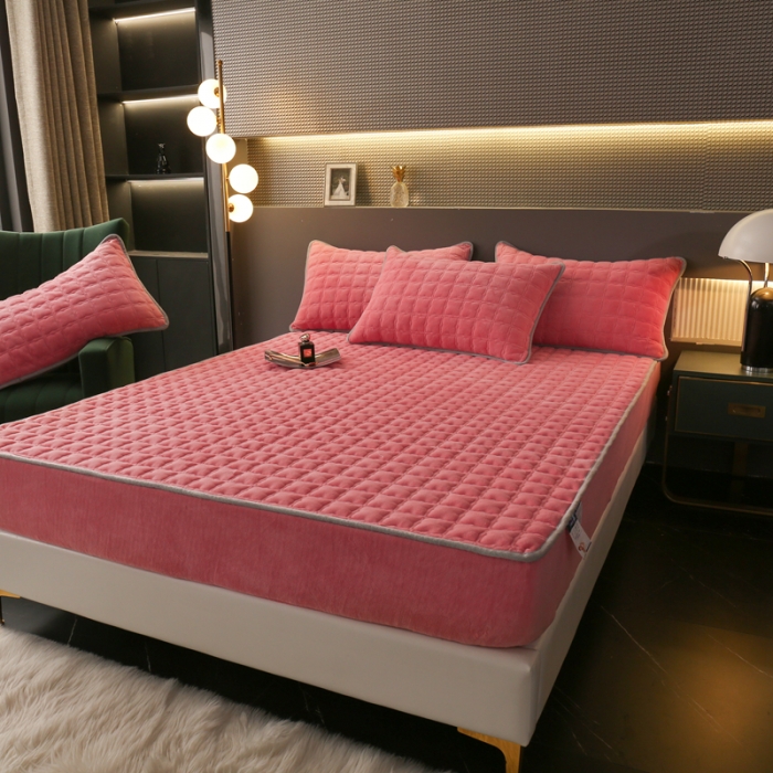 91家纺网 家纺一手货源 找家纺 2025啊雅家居新款单品牛奶绒夹棉床笠 粉色