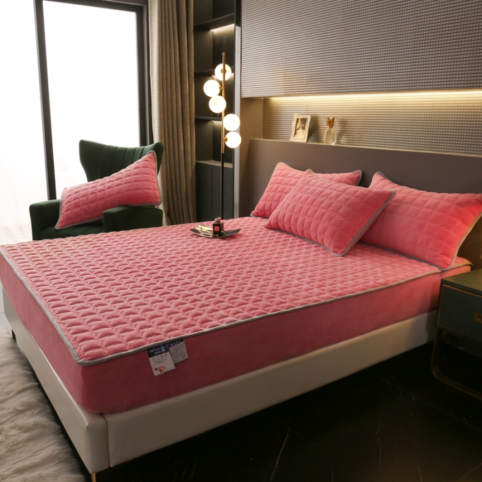 91家纺网 家纺一手货源 找家纺 2025啊雅家居新款单品牛奶绒夹棉床笠 粉色