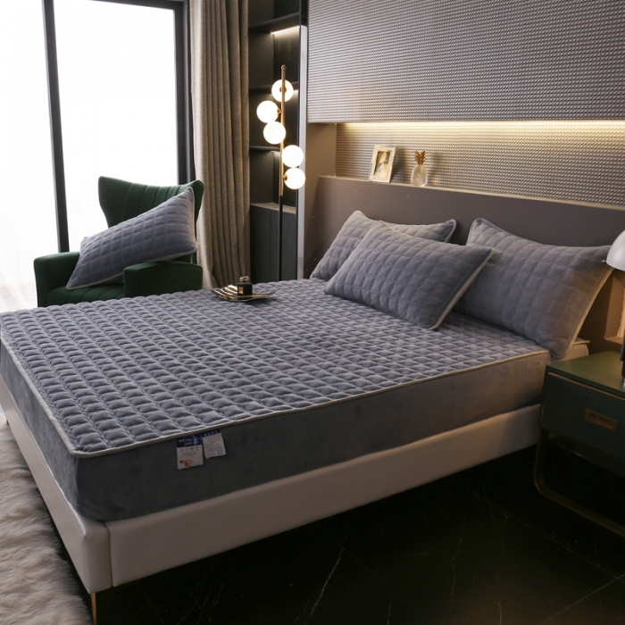 91家纺网 家纺一手货源 找家纺 2025啊雅家居新款单品牛奶绒夹棉床笠 灰色