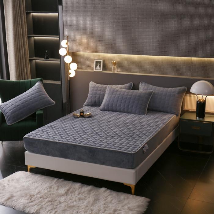 91家纺网 家纺一手货源 找家纺 2025啊雅家居新款单品牛奶绒夹棉床笠 灰色