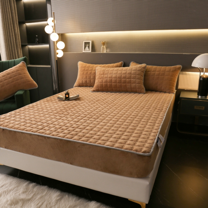 91家纺网 家纺一手货源 找家纺 2025啊雅家居新款单品牛奶绒夹棉床笠 咖色