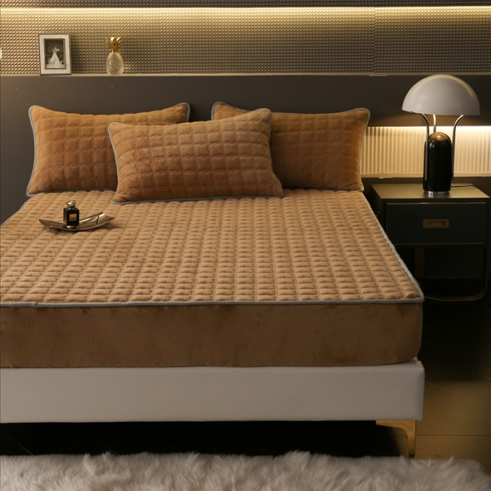 91家纺网 家纺一手货源 找家纺 2025啊雅家居新款单品牛奶绒夹棉床笠 咖色