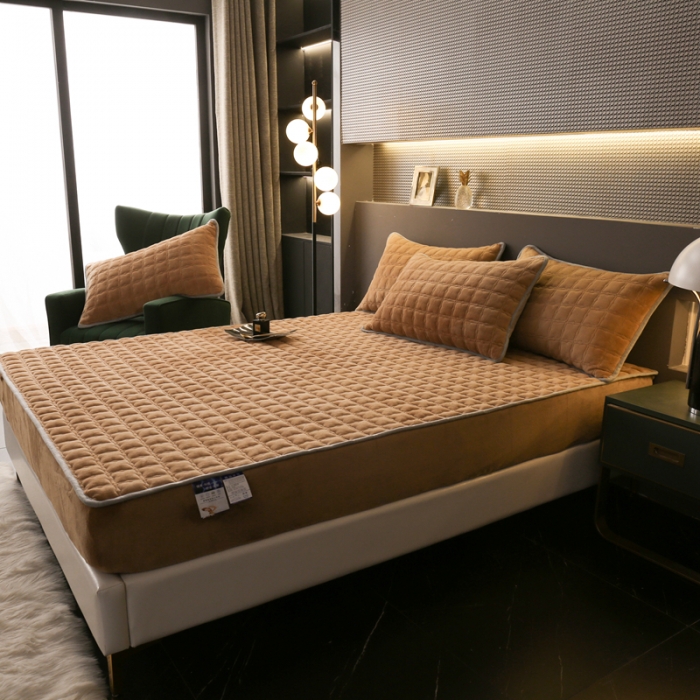 91家纺网 家纺一手货源 找家纺 2025啊雅家居新款单品牛奶绒夹棉床笠 咖色