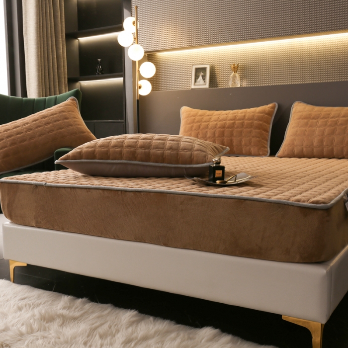 91家纺网 家纺一手货源 找家纺 2025啊雅家居新款单品牛奶绒夹棉床笠 咖色