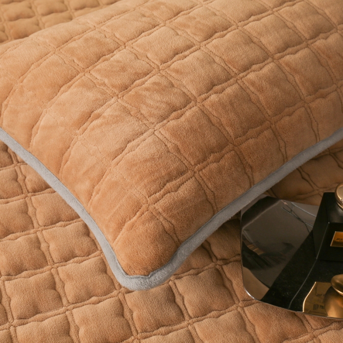 91家纺网 家纺一手货源 找家纺 2025啊雅家居新款单品牛奶绒夹棉床笠 咖色