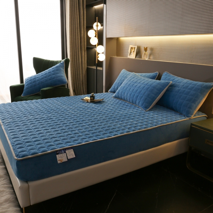 91家纺网 家纺一手货源 找家纺 2025啊雅家居新款单品牛奶绒夹棉床笠 蓝色