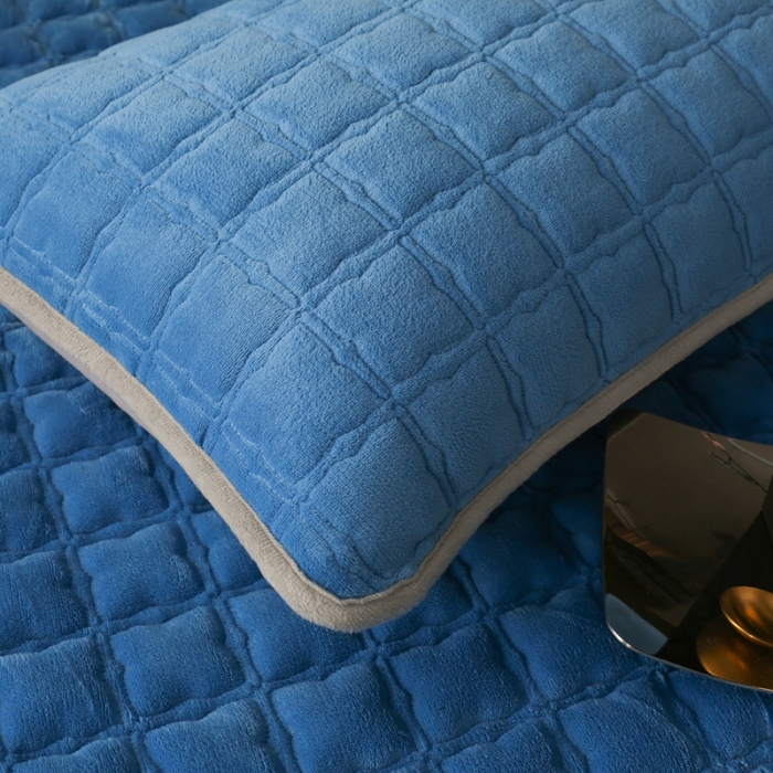 91家纺网 家纺一手货源 找家纺 2025啊雅家居新款单品牛奶绒夹棉床笠 蓝色