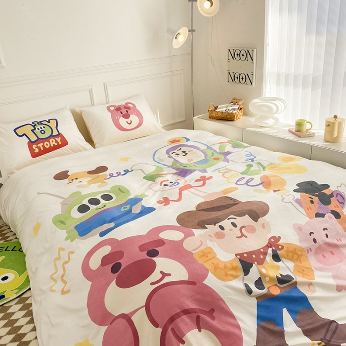 91家纺网 家纺一手货源 找家纺 圆岛家纺2022新款迪士尼大版牛奶绒宝宝绒四件套 玩具总动员