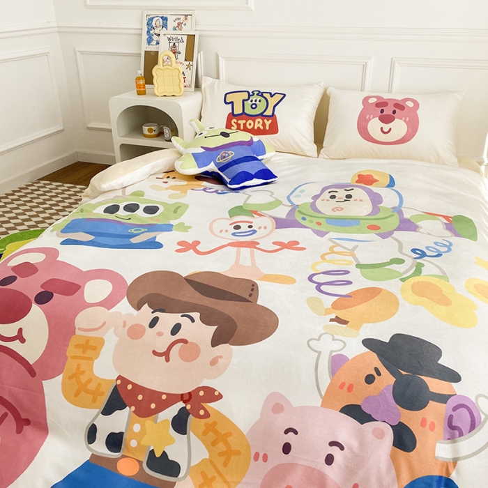 91家纺网 家纺一手货源 找家纺 圆岛家纺2022新款迪士尼大版牛奶绒宝宝绒四件套 玩具总动员