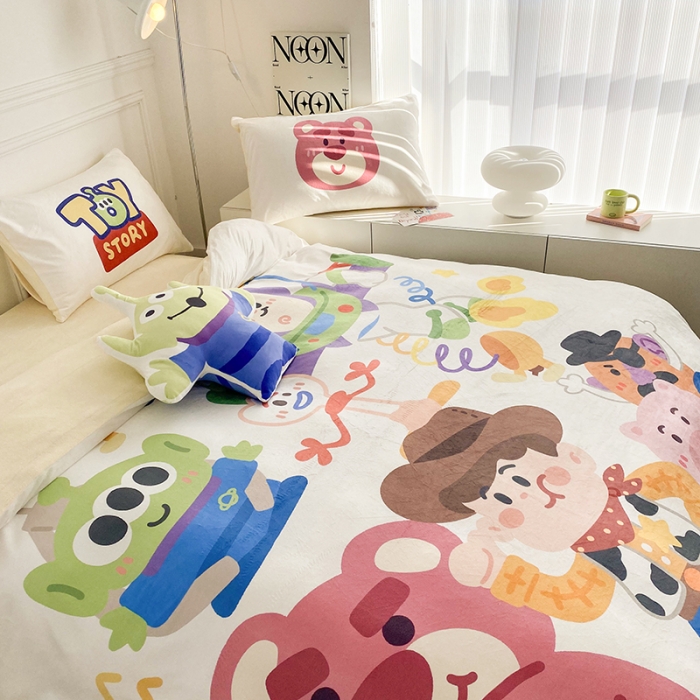 91家纺网 家纺一手货源 找家纺 圆岛家纺2022新款迪士尼大版牛奶绒宝宝绒四件套 玩具总动员