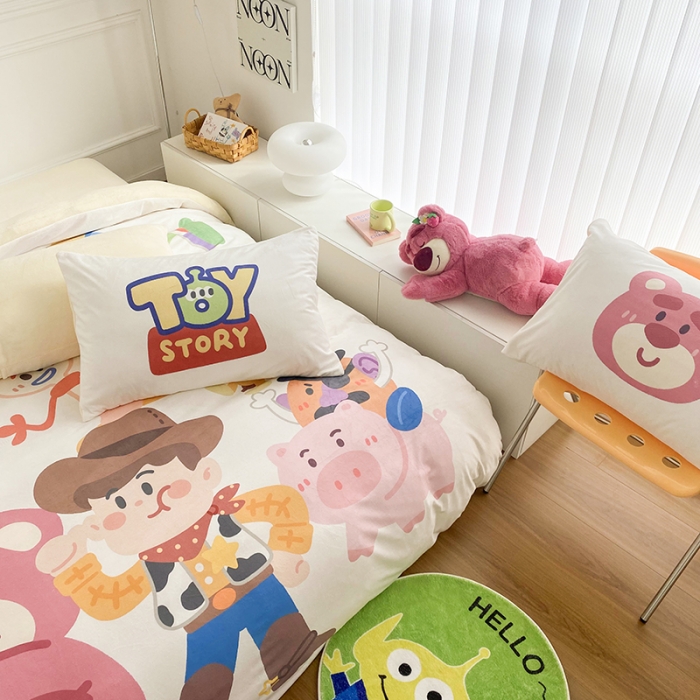 91家纺网 家纺一手货源 找家纺 圆岛家纺2022新款迪士尼大版牛奶绒宝宝绒四件套 玩具总动员