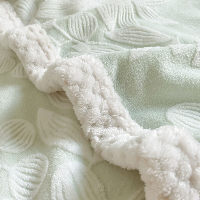 91家纺网 家纺一手货源 找家纺 琪格格纺织2023雕花牛奶绒VS兔兔绒四件套 爱在秋冬-浅绿