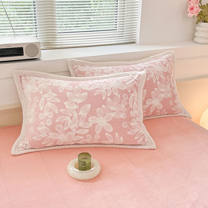 91家纺网 家纺一手货源 找家纺 琪格格纺织2023雕花牛奶绒VS兔兔绒四件套爱在秋冬-樱花粉